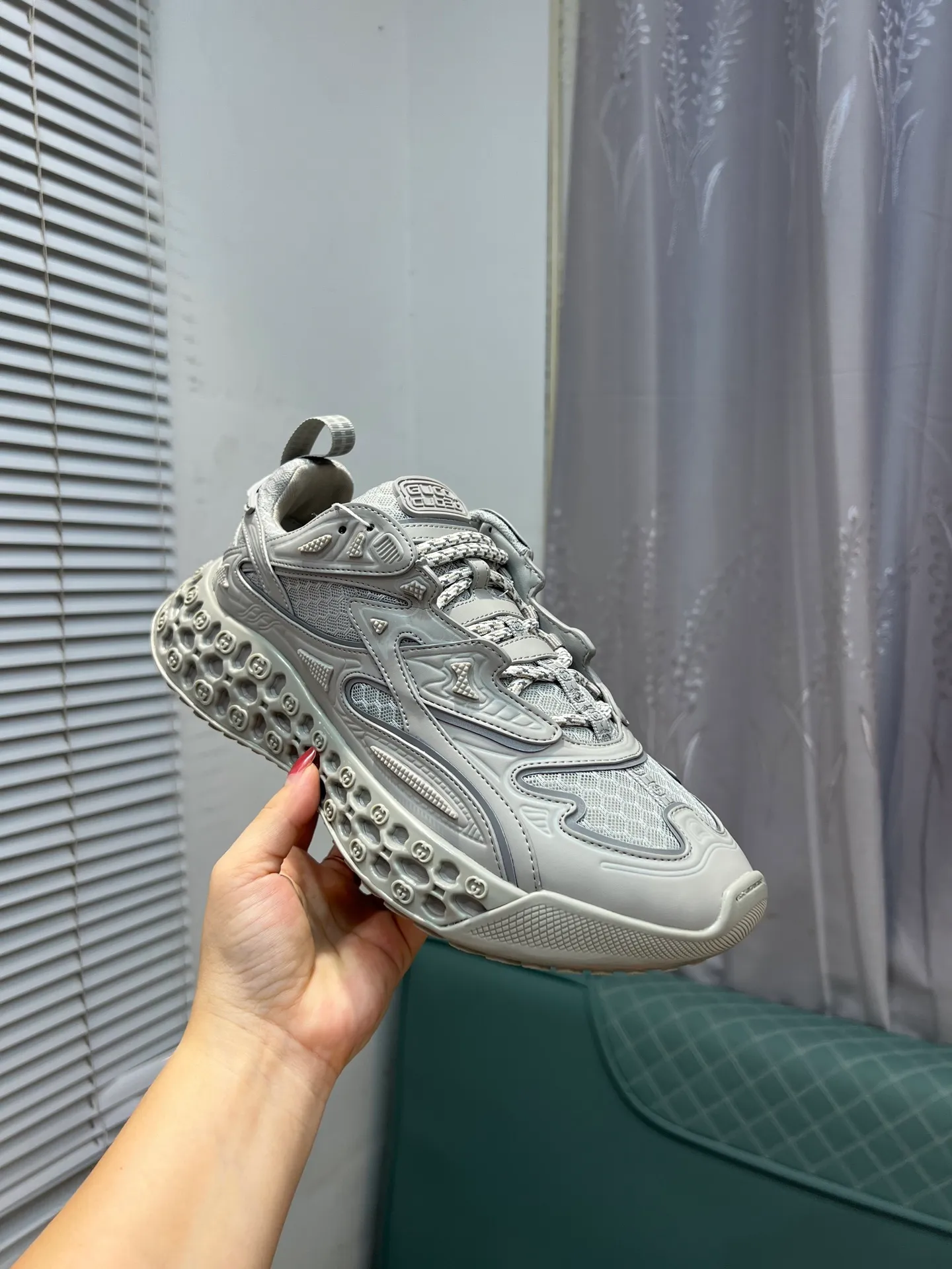 Men's Men's Shoes 💰900 Gucci Gucci 2.0 Sports Shoes Couple's Style Retro Casual Shoes Running Shoes Original Purchase, Development, Production Gucci 2.0 Sports Shoes reinterpret the brand's iconic striped webbing elements. This sneaker reinterprets the iconic details, using thick EVA soles with a smart silhouette, bringing a stable and comfortable wearing experience. Exquisite packaging at the delivery counter. Fabric: original imported cowhide + technical fabrics. Lining: original imported breathable mesh. Sole: original molded ultra-light foam rubber. Bottom thickness: 4CM. Size: 35-40 for women / 39-45 for men.